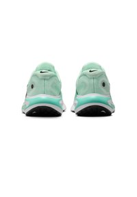 Scarpe da corsa verde menta con parte superiore in rete testurizzata, dettagli neri, suola imbottita e logo Nike prominente sul tallone.