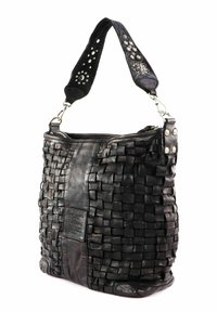Borsa a tracolla in pelle nera con texture intrecciata, base solida, chiusura con zip e tracolla decorativa con borchie e dettagli in rilievo.