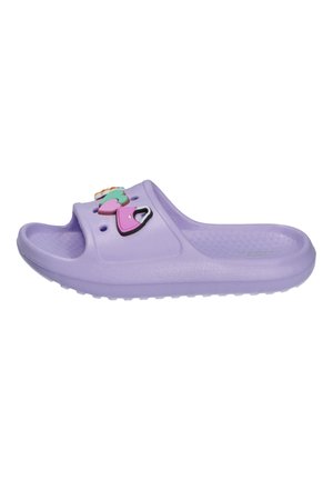 Jasnofioletowa sandałka typu slip-on z fakturowaną wkładką i kolorowymi ozdobami w kształcie serca na pasku.