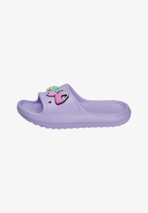 Jasnofioletowa sandałka typu slip-on z fakturowaną wkładką i kolorowymi ozdobami w kształcie serca na pasku.