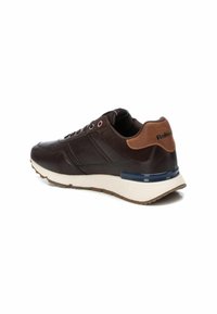 Sneaker marrone realizzato con materiali in pelle e suede, dotato di un tallone rinforzato, intersuola bianca e accenti blu scuro.