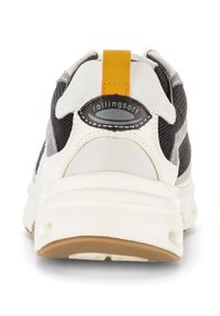 Lage sneakers met een witte en grijze mesh-bovenkant, oranje hieltab, rubberen zool en logo-detail aan de achterkant. Gecoat stoffen accenten.
