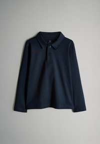 Mornarica dugo rukavi polo majica s klasičnom ovratnikom, trodijelnim patent zatvaračem i mekanom teksturom; pogodna za ležerno nošenje.
