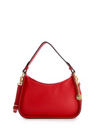 Sac à main en cuir rouge de forme courbée, doté d'une poignée courte, de bords noirs et d'un charm doré sur une chaîne. Texture lisse.
