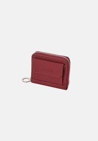 Rote synthetische Lederbrieftasche mit Reißverschluss, Fronttasche, silbernen Akzenten, rechteckiger Form und strukturierten Oberfläche. Schlüsselringanhänger enthalten.
