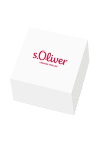Scatola rettangolare bianca con coperchio piatto, caratterizzata dal testo rosso "s.Oliver Fashion for Life" sulla parte superiore. Finitura liscia e opaca.