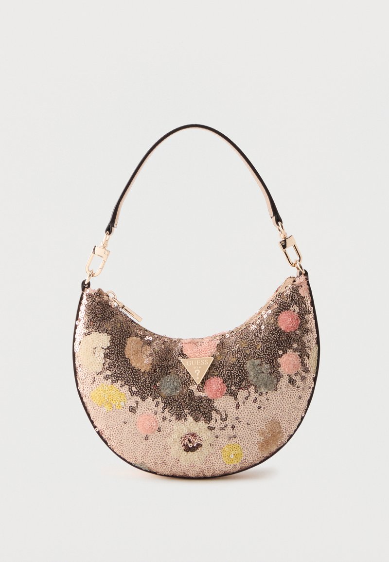 Sac à main en forme de demi-lune avec une bandoulière noire, couvert de sequins multicolores et orné d'une plaque logo Guess dorée.