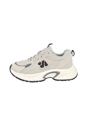Zapatilla deportiva de malla en beige y gris con suela blanca gruesa, logotipo negro en el costado y tiradores en la lengüeta y el talón.