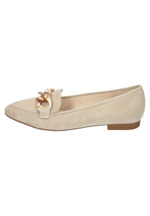 Beige ruskind ballet flats med rundet tå og et dekorativt knudedetalje foran. Flad sål, glat tekstur, enkelt design.