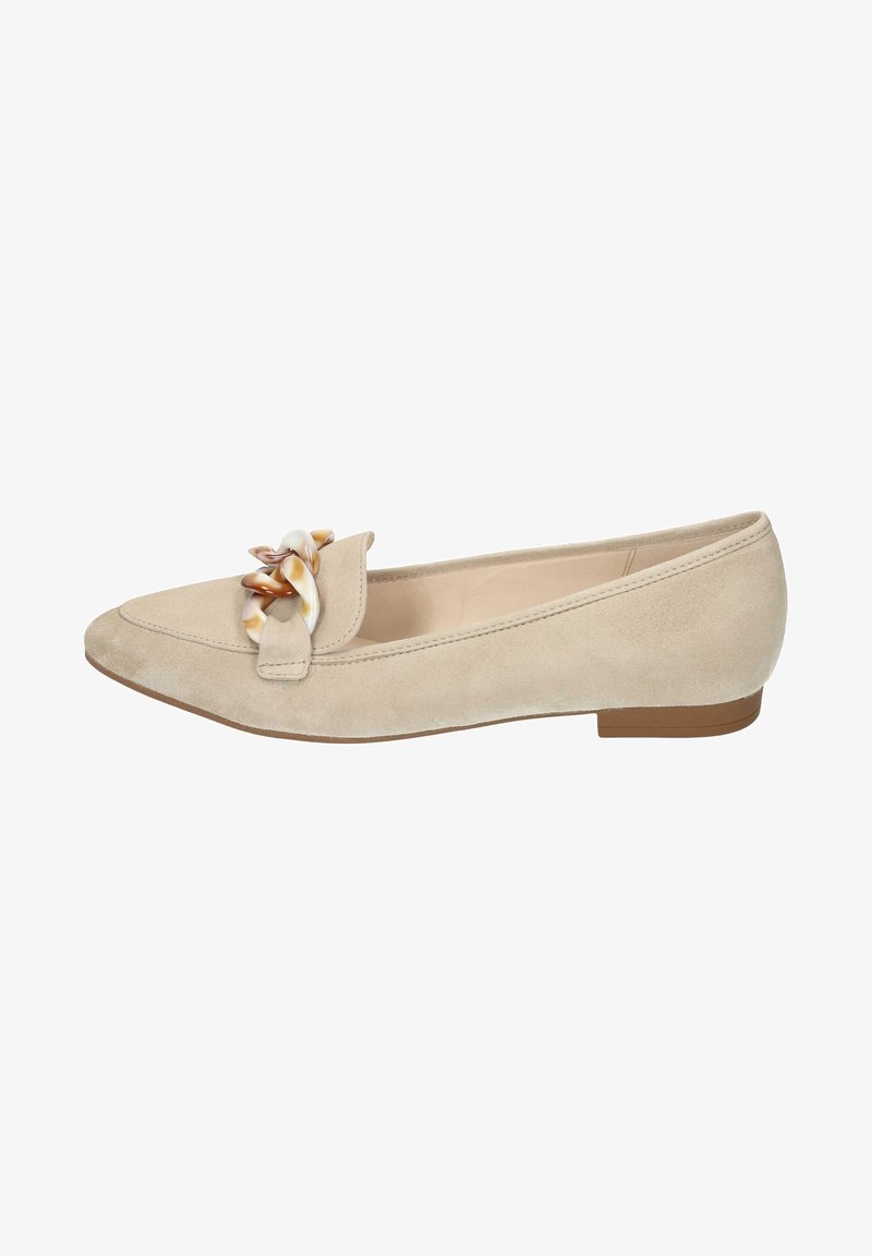 Ballerines en daim beige avec un bout rond et un détail de nœud décoratif à l'avant. Semelle plate, texture lisse, design simple.