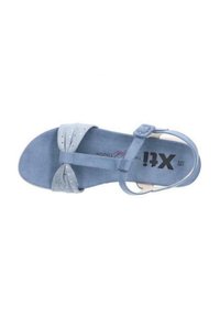 Sandal in suede azzurro chiaro con una fascia superiore testurizzata, un frontale plissettato e una cinghia alla caviglia regolabile. Suola piatta e chiusura semplice con fibbia.