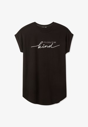 T-shirt nera a maniche corte, vestibilità ampia, orlo arrotondato. La parte anteriore presenta testo bianco: "È FICO ESSERE gentili." Materiale in cotone morbido.