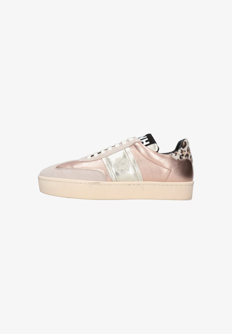 Sneaker con una toma rosa lucida, accenti argentati e un tallone con stampa leopardata testurizzata. Presenta lacci bianchi e una suola spessa color crema.