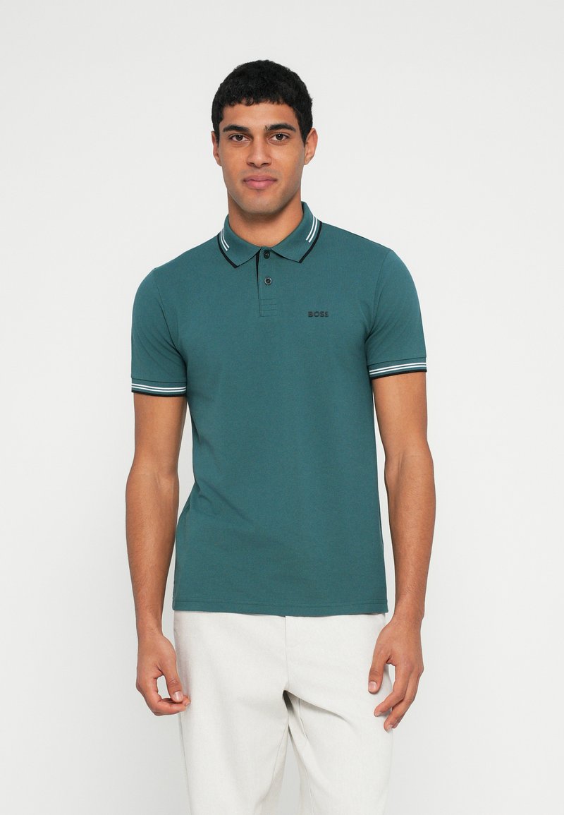 Türkizkék rövid ujjú galléros póló fekete-fehér csíkos részletekkel és egy kis fekete "BOSS" logóval a mellkasán.