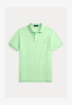 Polo majica iz svetlo zelene bombažne tkanine z klasičnim ovratnikom, kratkimi rokavi in majhnim oranžnim vezenim logotipom na levi strani prsnega koša.