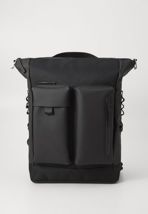 Zaino nero con più scomparti, texture liscia, chiusure a zip e spallacci regolabili. Presenta tasche laterali aggiuntive per accessori.