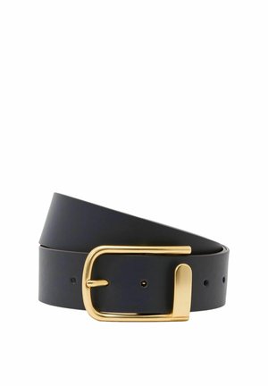 Ceinture en cuir noir enroulée avec une boucle rectangulaire dorée mate et un ardillon assorti en or sur fond blanc.