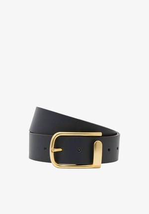 Ceinture en cuir noir enroulée avec une boucle rectangulaire dorée mate et un ardillon assorti en or sur fond blanc.