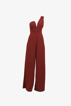 Mono de color marrón rojizo con un profundo escote en V, una tira en el hombro, piernas amplias y detalle plisado en la cintura. Fabricado con tela suave.