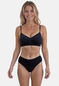 Completo bikini nero con top morbido a reggiseno con spalline regolabili e slip a vita alta. Tessuto liscio, design minimal e senza hardware visibili.