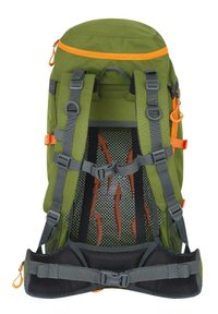 Zelený batoh s oranžovými akcenty, síťovanou zadní částí, nastavitelnými popruhy a několika přezkami. Má zaoblený vrchol a boční zipovou kapsu.