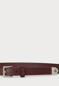 Cinto de pele cor burgundy com um acabamento texturizado, apresentando uma fivela de metal prateada e um logotipo em relevo na fivela.