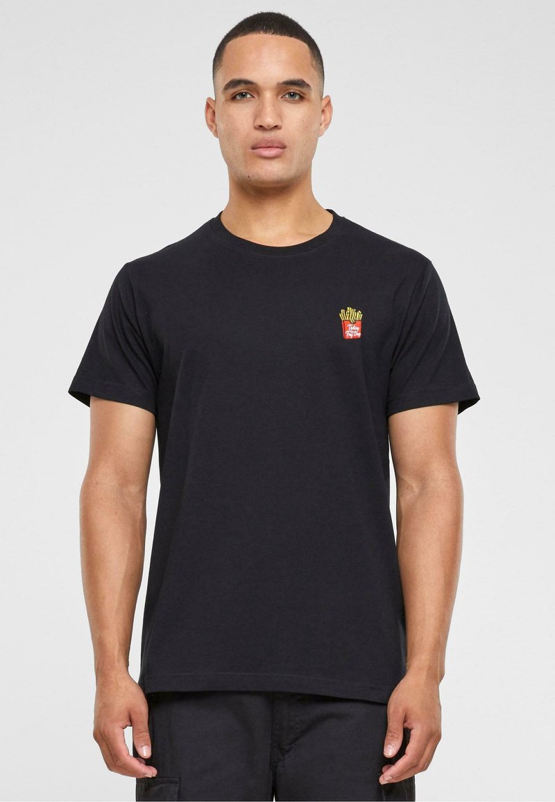 Tricou negru din bumbac, cu un mic design brodat în galben și roșu reprezentând cartofi prăjiți, situat în zona stângă a pieptului. Mâneci scurte.