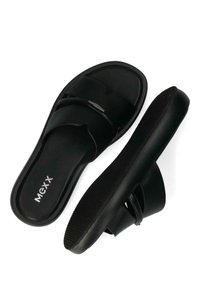 Czarne klapki wsuwane z dwiema szerokimi paskami, teksturowaną podeszwą oraz gładkim wykończeniem z małym metalowym akcentem z napisem "MGXX".