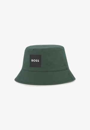 Chapeau bob vert avec un patch carré noir affichant le mot "BOSS". Fabriqué en tissu, avec une calotte arrondie et un large bord incliné vers le bas.