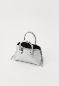Sac à main en cuir argenté avec deux poignées courtes, fermeture éclair et intérieur noir. Présente un design épuré et des accents matériels minimalistes.