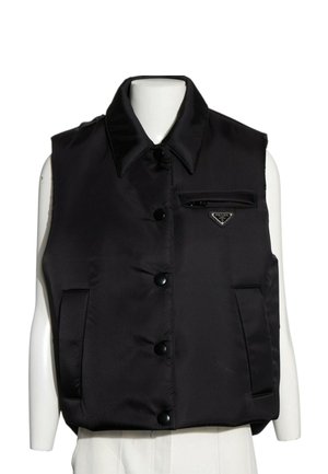 Chaleco de plumón negro sin mangas con cuello, botones delanteros, dos bolsillos laterales y pequeño bolsillo con cremallera con el logo de Prada en el pecho.