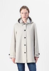 Cappotto impermeabile grigio chiaro con cappuccio, sei bottoni neri, tasche laterali e polsini regolabili con delicati dettagli a motivo interno.