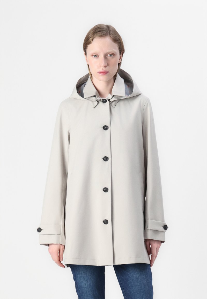 Cappotto impermeabile grigio chiaro con cappuccio, sei bottoni neri, tasche laterali e polsini regolabili con delicati dettagli a motivo interno.