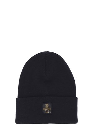 Cappello di lana nera con risvolto. Presenta un'etichetta quadrata sul davanti con un logo di cane dorato e il nome del marchio. Tessuto morbido e elasticizzato.