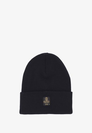 Cappello di lana nera con risvolto. Presenta un'etichetta quadrata sul davanti con un logo di cane dorato e il nome del marchio. Tessuto morbido e elasticizzato.