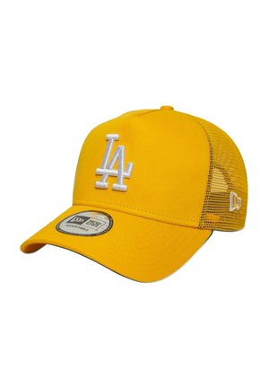 Casquette de baseball jaune avec un logo "LA" brodé en blanc, partie arrière en mesh, sangle ajustable et visière plate. Étiquette New Era attachée.