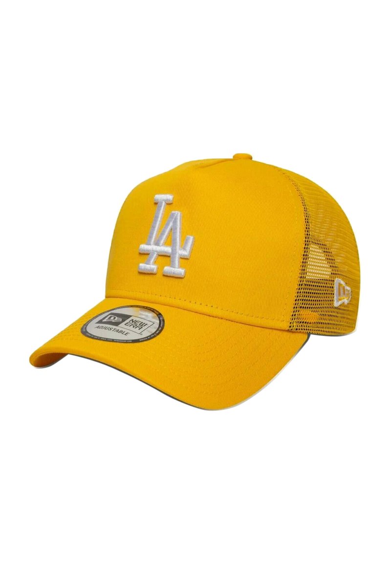 Casquette de baseball jaune avec un logo "LA" brodé en blanc, partie arrière en mesh, sangle ajustable et visière plate. Étiquette New Era attachée.