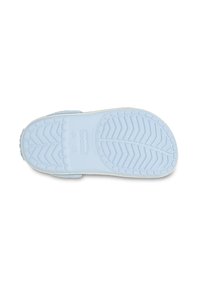 Helle blaue Gummisohle mit einem strukturierten Wellenmuster, das breite Rillen und Konturen für Grip und Flexibilität aufweist.