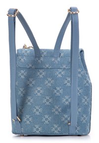 Blauer Denim-Rucksack mit weißen Schneeflockenmustern, gestaltet mit verstellbaren Lederträgern und goldfarbenen Hardwareakzenten.