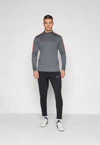 Nike Performance ACADEMY DRILL TOP - Top dugih rukava - iron grey/dragon red