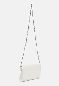 Clutch bianco in ecopelle con design a piega, tracolla a catena, texture liscia e forma rettangolare.