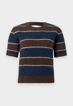 Rövid ujjú, bolyhos pulóver vízszintes barna, tengerészkék és világosszürke csíkokkal, kerek nyakkivágással és bordázott szegéllyel fehér háttéren.