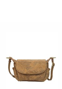 Sac à main tissé marron avec une bandoulière en cuir, doté d'une fermeture à rabat et d'un détail en métal embossé, forme rectangulaire compacte.