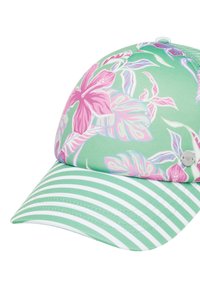 Gorra con un patrón floral verde, que presenta flores rosas y una visera a rayas. Está hecha de tejido suave e incluye un pequeño acento de logotipo metálico.