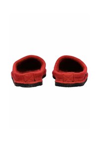 Chaussons en feutre rouge avec une texture douce, design à dos ouvert et semelle en caoutchouc noir. Construction simple sans matériel ou motifs visibles.