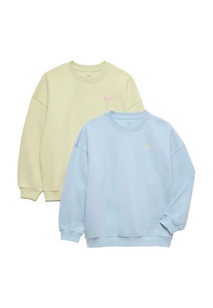 To crewneck sweatshirts, en cremefarvet og en lyseblå, begge med lange ærmer og minimal tekst på brystet.
