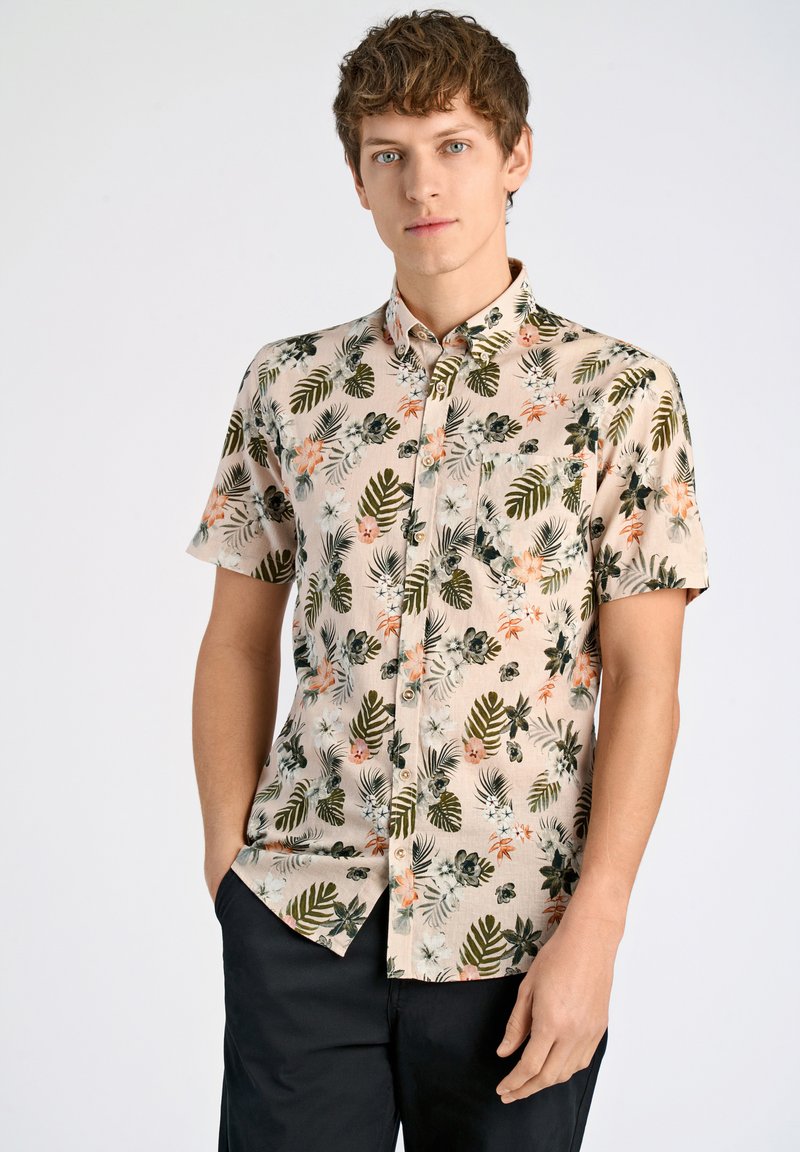 Korte mouwen shirt van lichtbeige katoen, met levendige groene en bloemmotieven, en een borstzak. Ook met een knoopsluiting kraag.