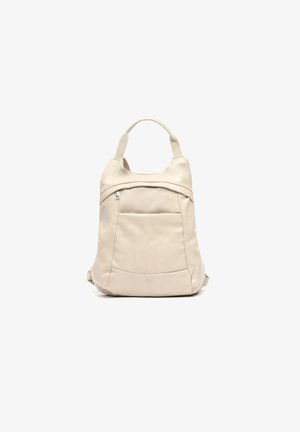 Mochila de cuero beige con forma redondeada, bolsillo frontal con cremallera y dos asas en la parte superior. Presenta una textura suave y un diseño minimalista.