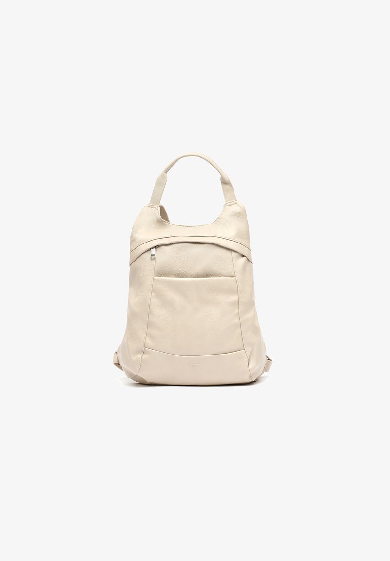 Beige leren rugzak met een ronde vorm, voorvak met rits en dubbele draaghandvatten aan de bovenkant. Heeft een gladde textuur en een minimalistisch ontwerp.