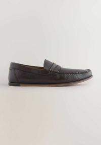 Mørkebrune læderloafers med en struktureret overflade, en syet detalje fortil og et slankt, lavprofileret design.